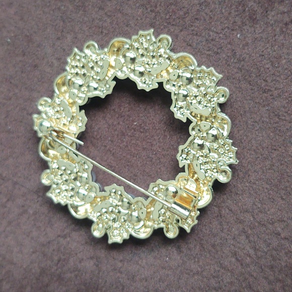 Christmas Wreath Brooch - Picture 2 of 3